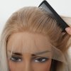 Extra dlouhá rovná platinová blond paruka Liora s tmavými melíry a se síťkou (lace front)