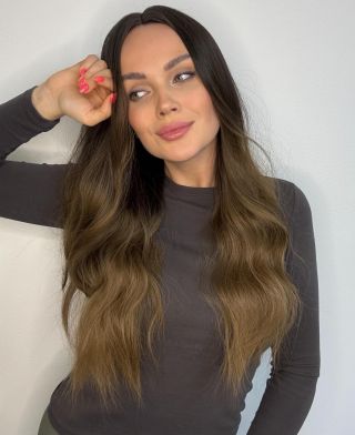 Vlnitá hnědá paruka Osma👩🏽👩🏽👩🏽 Tuto a další stylové paruky v různých barevných kombinacích objednáte na našem e-shopu🛍️🛍️...