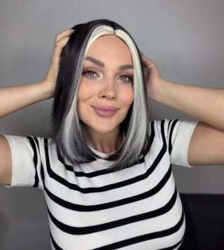 Černá krátká paruka Matilda s blond pramínky🖤🖤🖤 Tuto a další stylové paruky z naší nabídky objednáte prostřednictvím...