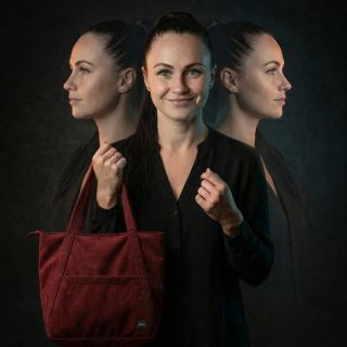 Když se nemůžete rozhodnout, jestli chcete kabelku přes rameno, do ruky nebo na předloktí, tak ... si prostě pořiďte...