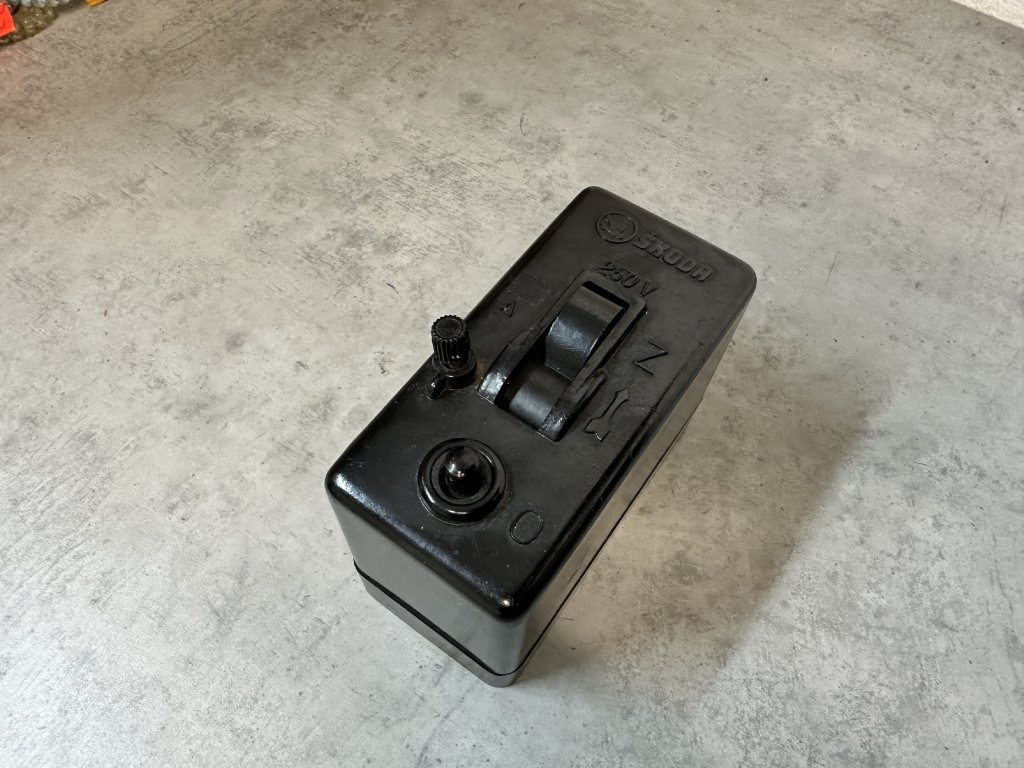 Vintage retro bakelitový jistič Škoda MEZ 380V AC 250V DC z 30. let