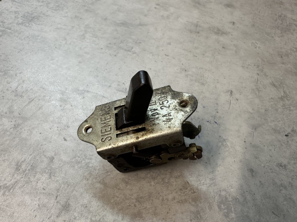 Vintage retro válečkový vypínač přepínač 2 pól Siemens Vpv II 4A 250V