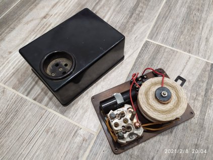 Staré retro bakelitové trafo cívka se zásuvkou
