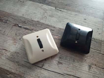 Starý bakelitový vypínač spínač pod omítku zaoblený styl Brusel Elektro-Praga