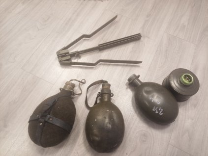 Retro vojenská technika - polní láhev - čutora - filtr - stojan