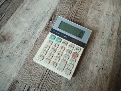 Retro stará kalkulačka Sharp Elsimate TWIN Power