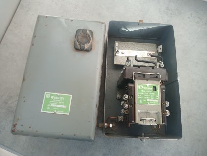 Montážní krabice / pouzdro pro stykač EPM V03c009 se stykačem 220V cívka