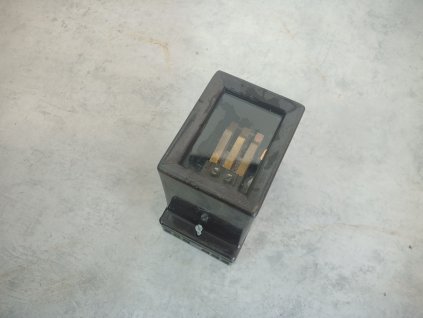 Bakelitové pouzdro z relé RP 90