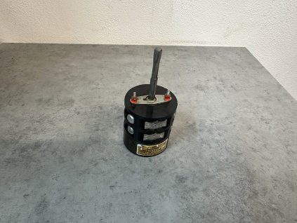 Spínač vačkový přepínač SEZ S25V 01 - 25A délka osy 50mm