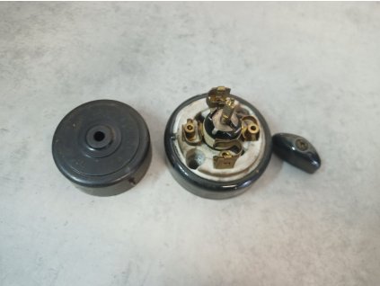 Starý keramický / bakelitový vypínač spínač - 10A 250V - 2 polohy