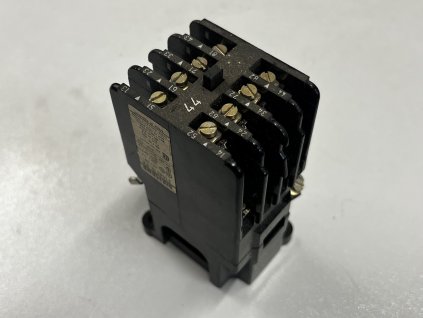 Stykač Siemens 3TA63 10-0A 4S+4O 4NO 4NC cívka 110V