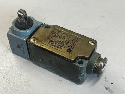 Limitní spínač Telemecanique XC2-JC