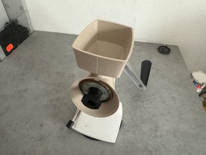 Ruční mlýnek na mák Mechanika V. D. Praha - T 248