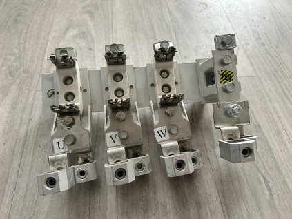 Výzbroj hlavního přívodu do rozvaděče na nožové pojistky UVW + PEN