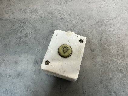 Nástěnný spínač - spínací jednotka ze signálkou