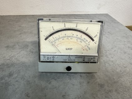 Starý retro panelový kombinovaný sovětský analogový multimetr C4317 (Ts4317)