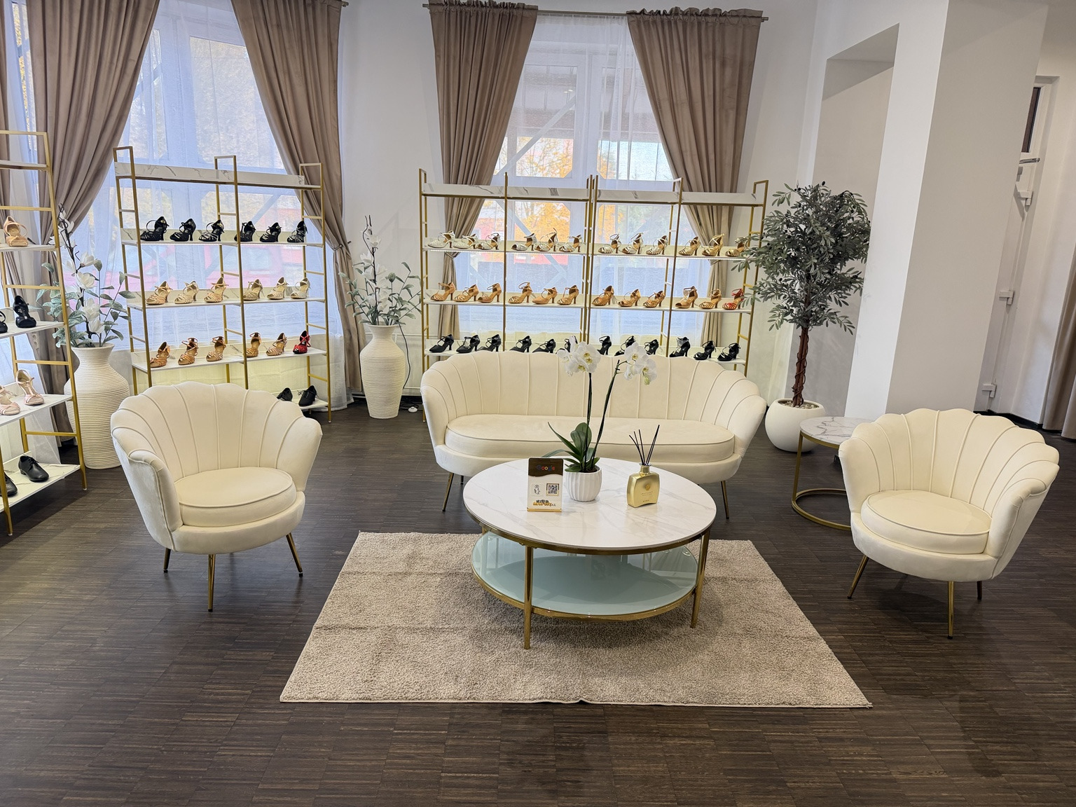 Pohled do showroomu s pohodlným posezením a tanečními botami.