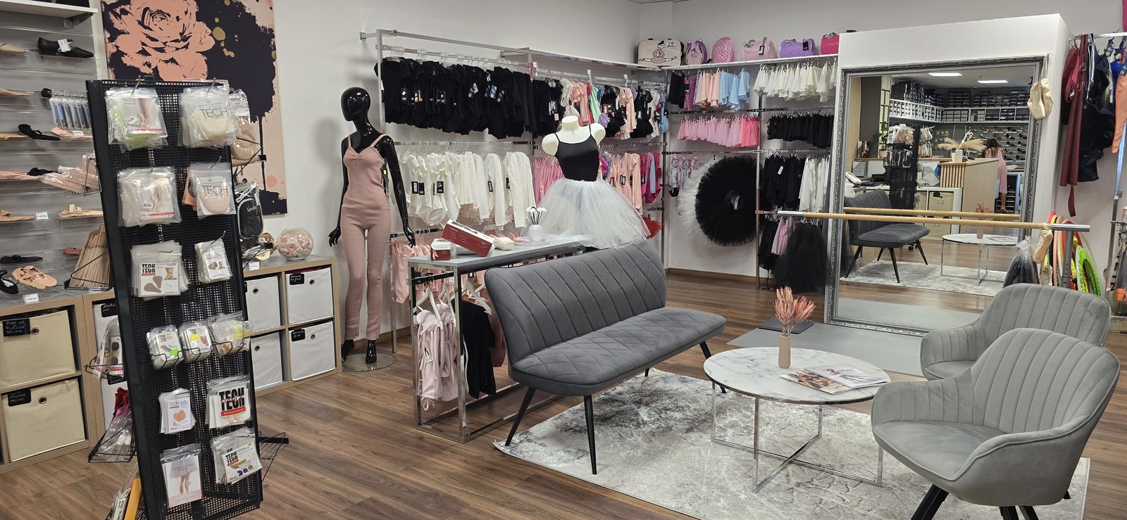 Skúšacia zóna s baletnou tyčou a baletizolom v predajni DanceWear