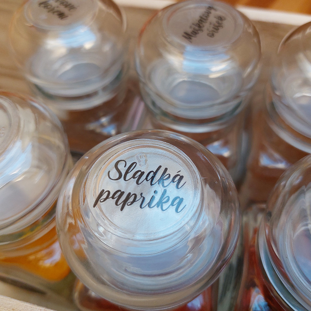 Nakoukněte na krátká videa našich samolepek