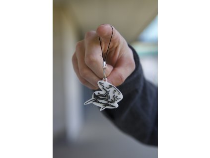 Přívěšek Bílý – Mandys logo (černé)