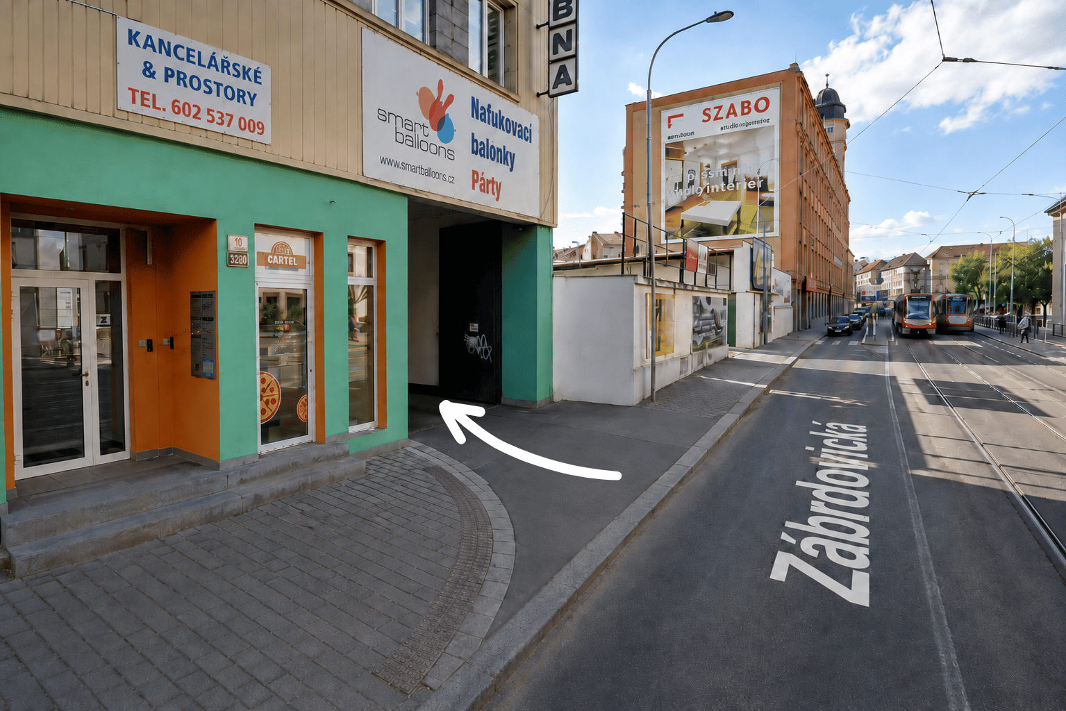 Vjezd a parkování v areálu Hlubna u showroomu DANLUX