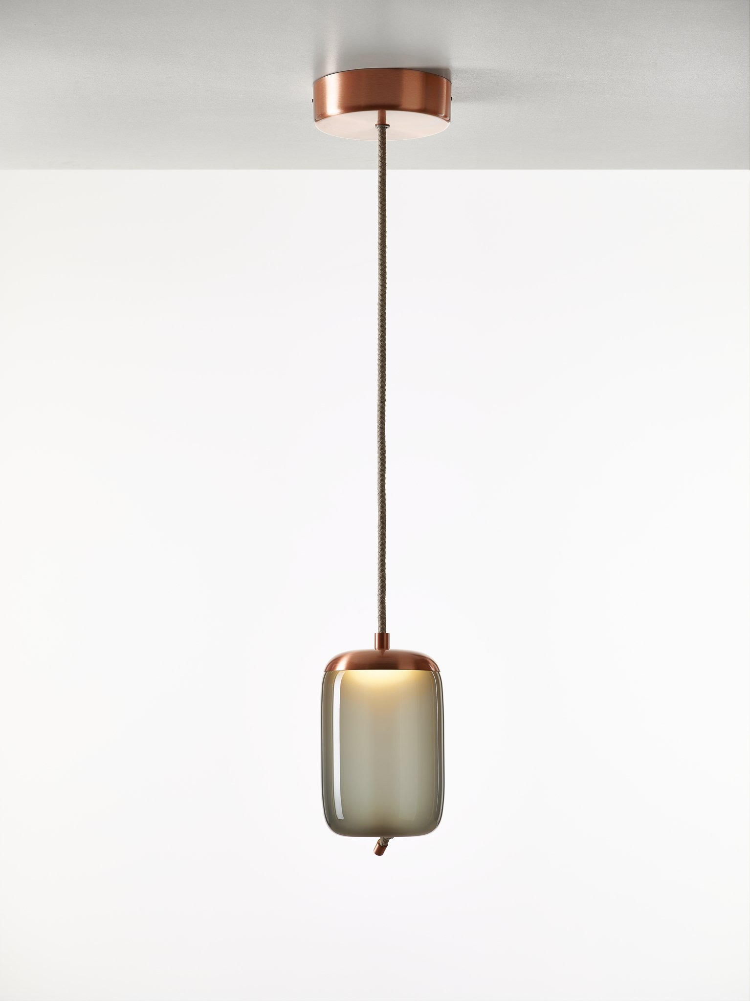 Brokis Designové závěsné svítidlo Knot Cilindro Small, PC1034 Barva skla: Opalín, Povrchová úprava baldachýnu: Nerezová ocel - broušená, Povrch reflektoru: Kov - bílý matovaný komaxit se strukturou