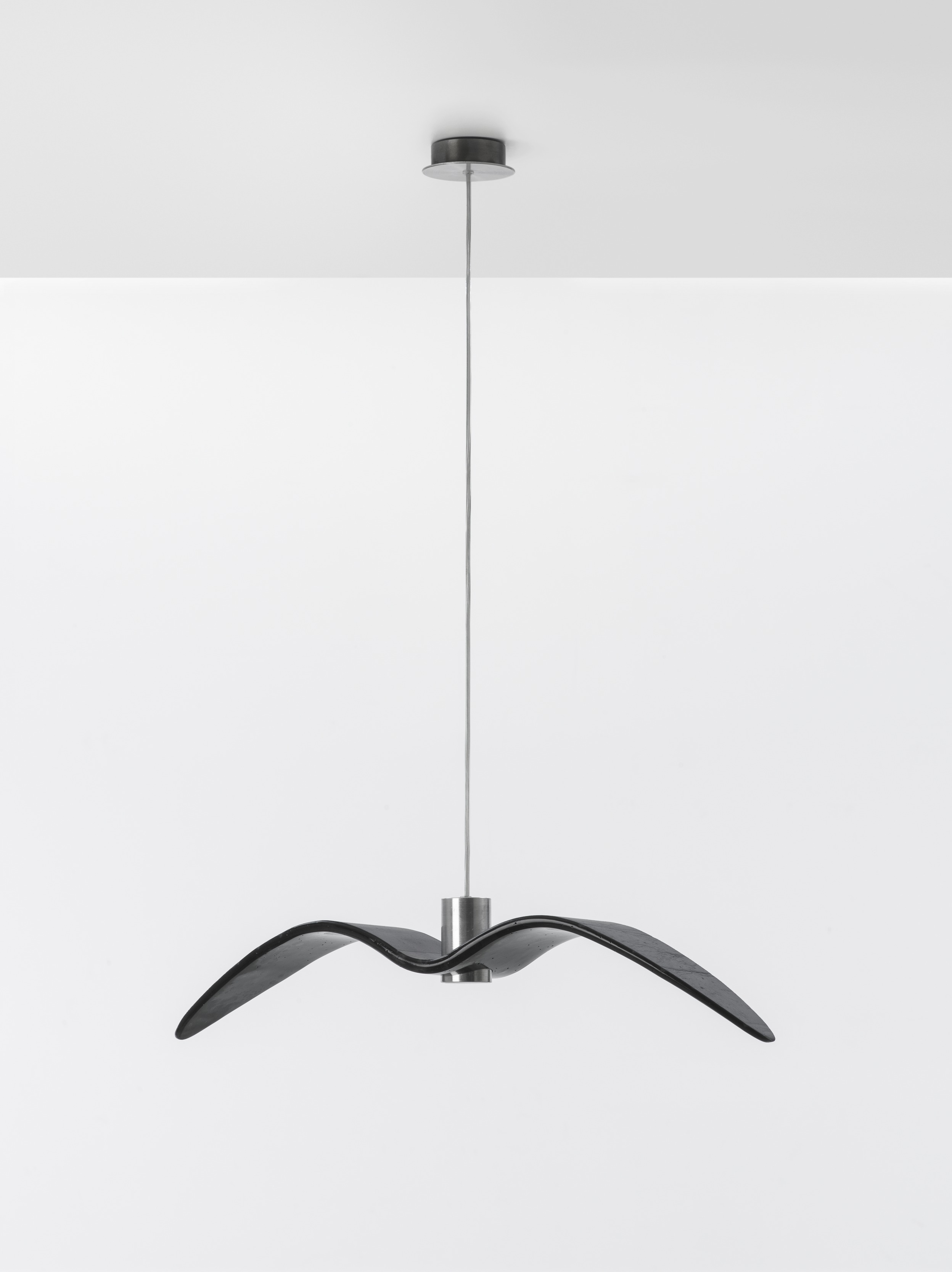 Levně Designové závěsné svítidlo Brokis Night Birds PC963 Povrch Montury: Černý elox, Barva skla: opal - masiv, Povrch baldachýnu: kov - černý matný komaxit