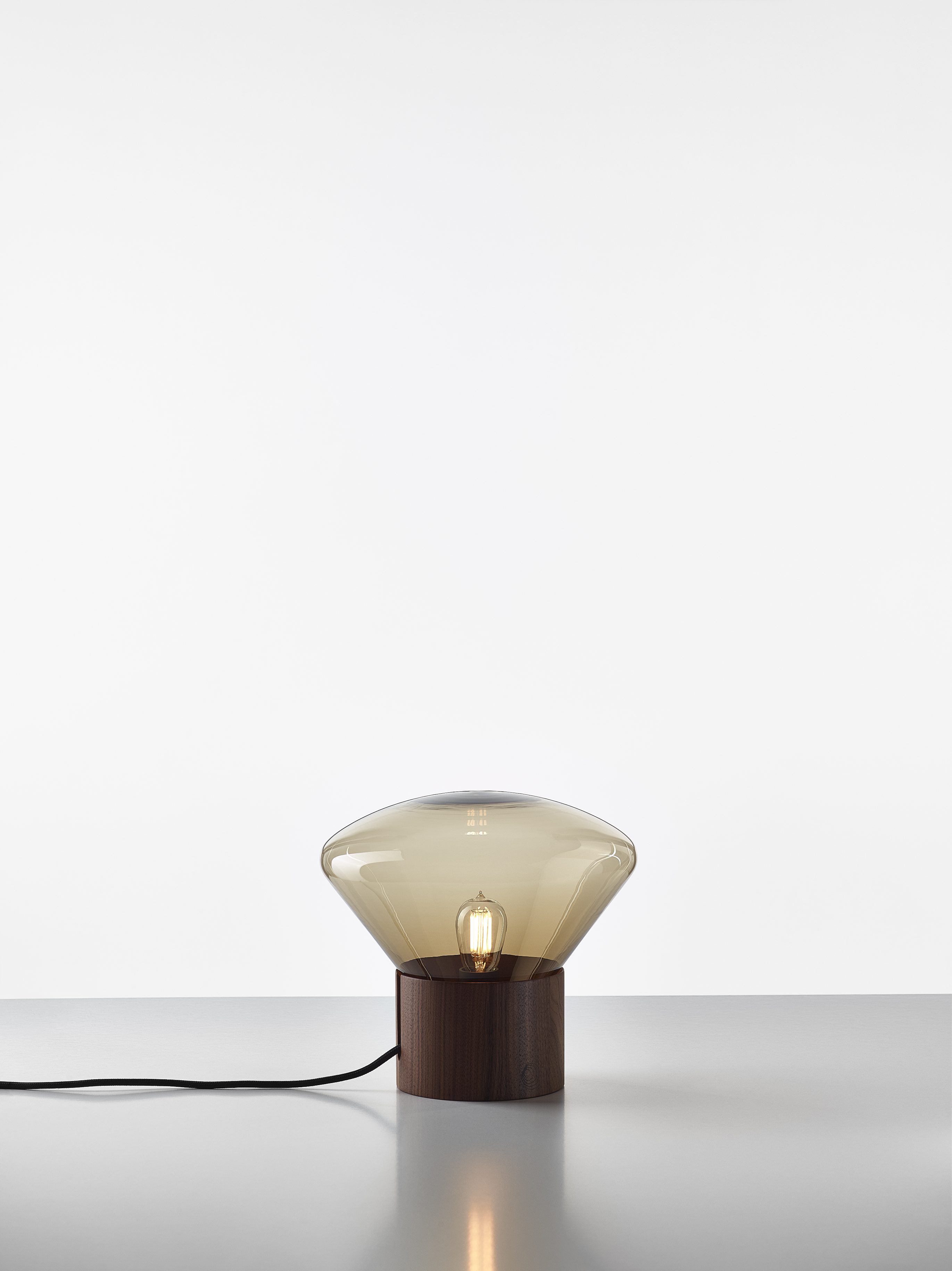 Levně Stolní lampa Brokis Muffins mini Wood PC910, 1xE14 Barva skla: Cognac - transparentní sklo, Podstava: dub evropský - bezbarvý nano lak