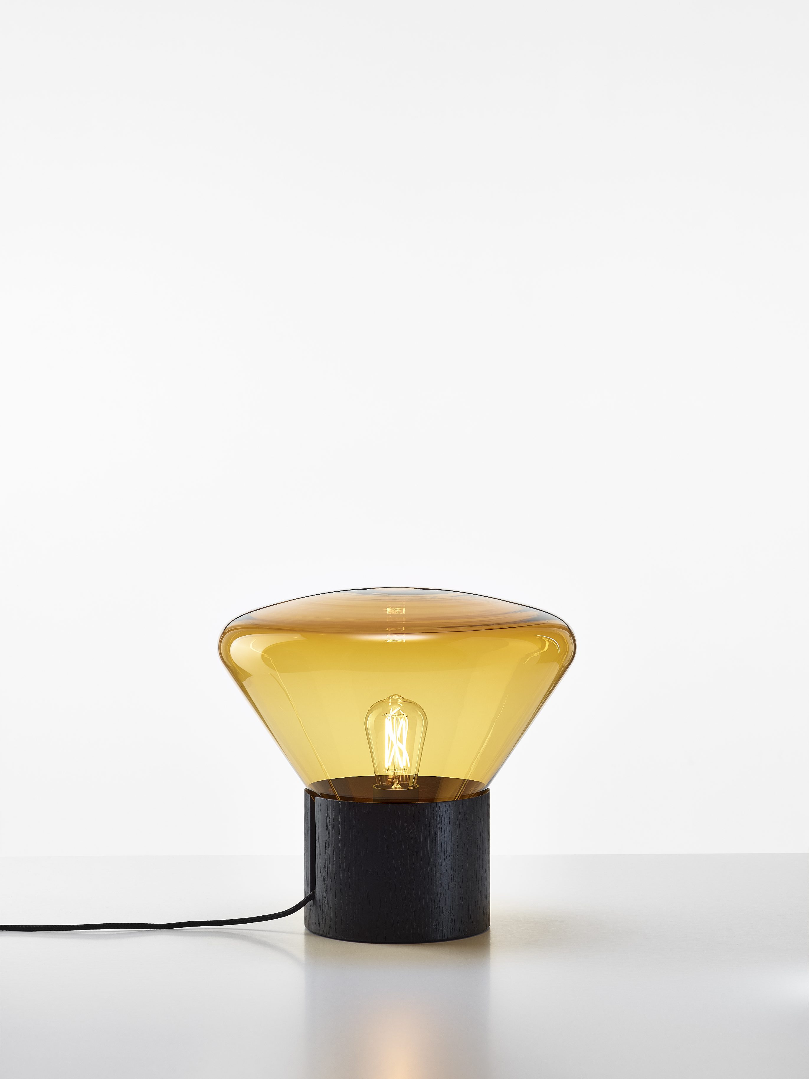 Levně Designová lampa Brokis Muffins Wood PC849, 1xE27 Barva skla: Fialová - transparentní sklo, Podstava: americký ořech - voskovaný