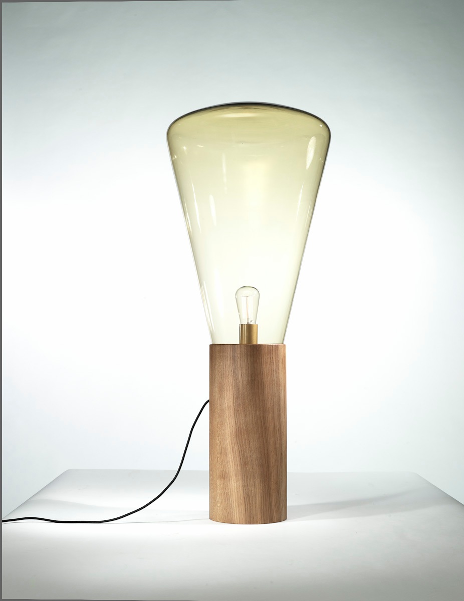 Levně Designová lampa Brokis Muffins Wood 04 PC853, 1xE27 Barva skla: Amber - transparentní sklo, Podstava: americký ořech - voskovaný