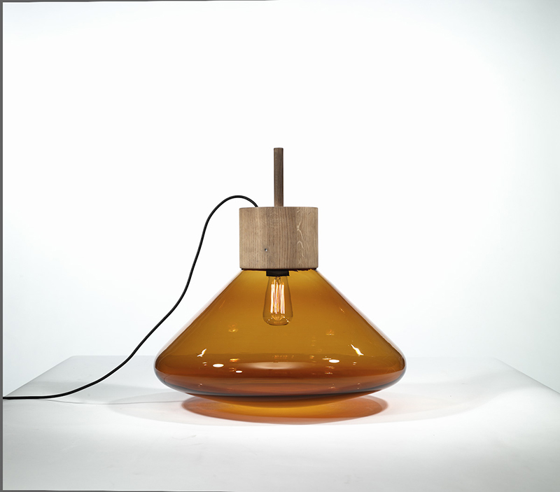 Levně Stojací lampa Brokis Muffins Wood PC852, 1xE27 Povrch Montury: americký ořech - voskovaný, Barva skla: Amber - transparentní sklo