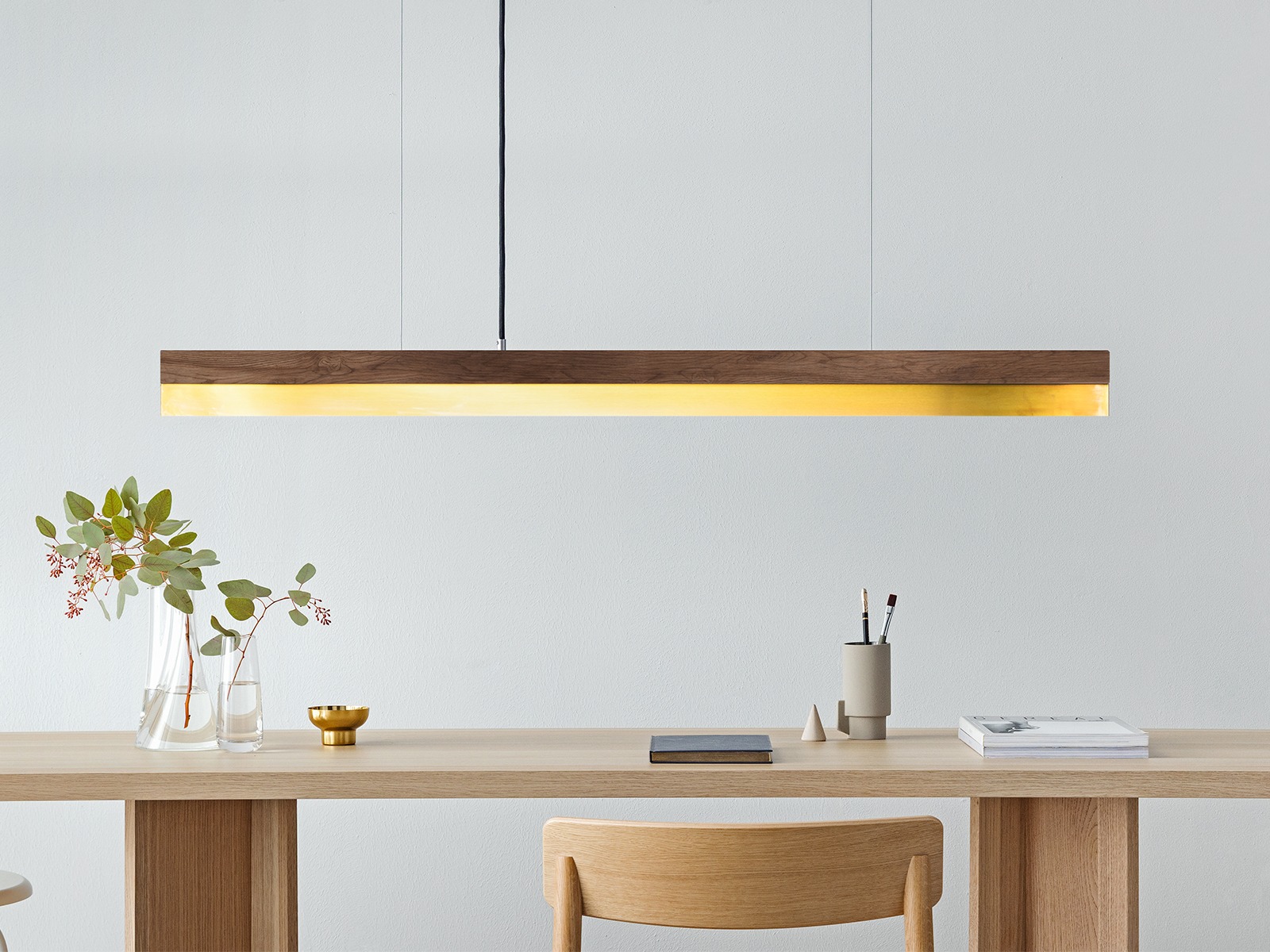 Levně Lineární svítidlo Gant C3 2700K, d. 182cm, mosaz Barva el. vedení: Světle šedá, Povrch - materiál: Ořechové dřevo, Délka kabelu: 3 m