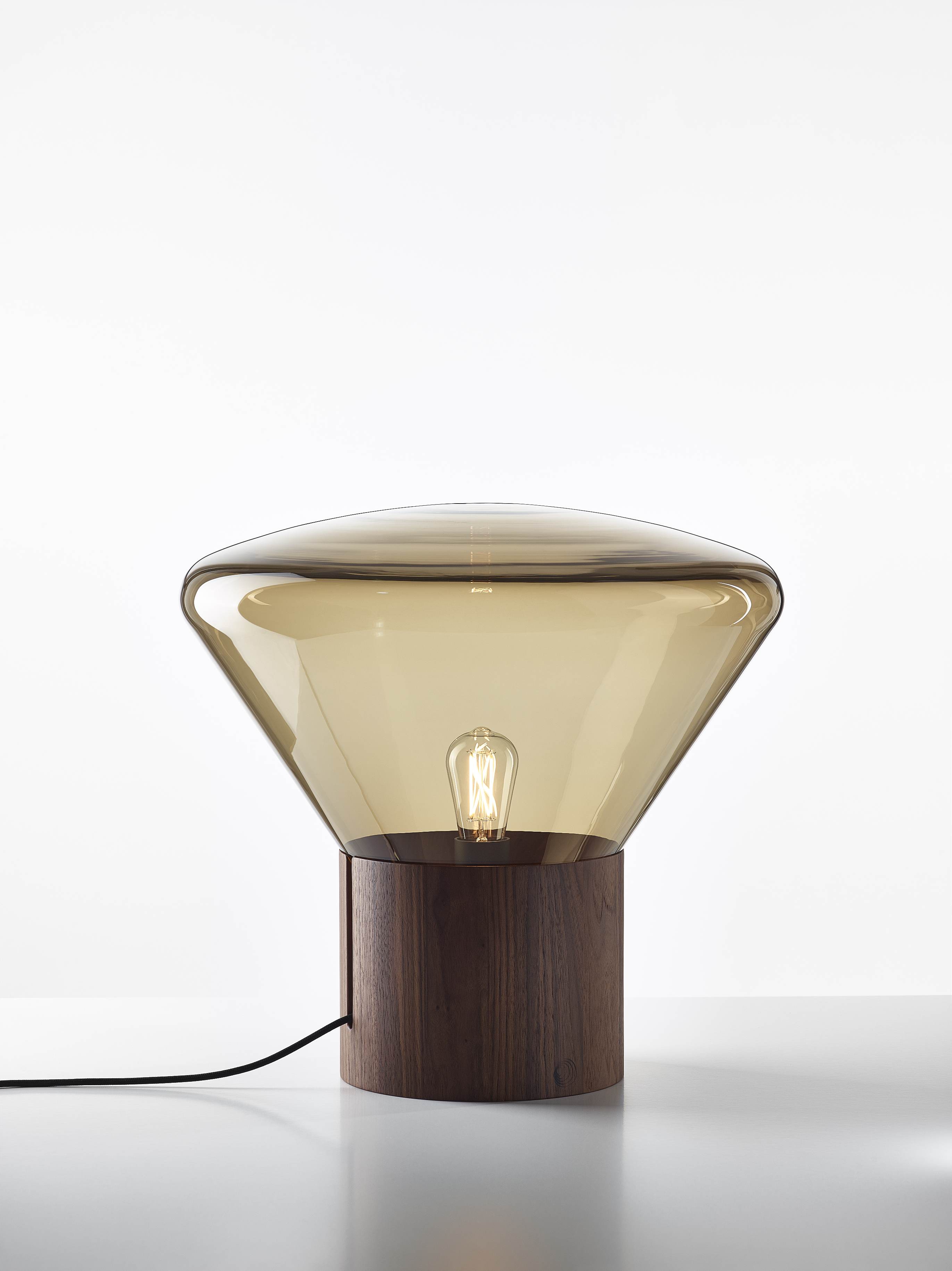 Levně Designová lampa Brokis Muffins Wood 02 PC850, 1xE27 Barva skla: Amber - transparentní sklo, Podstava: americký ořech - voskovaný