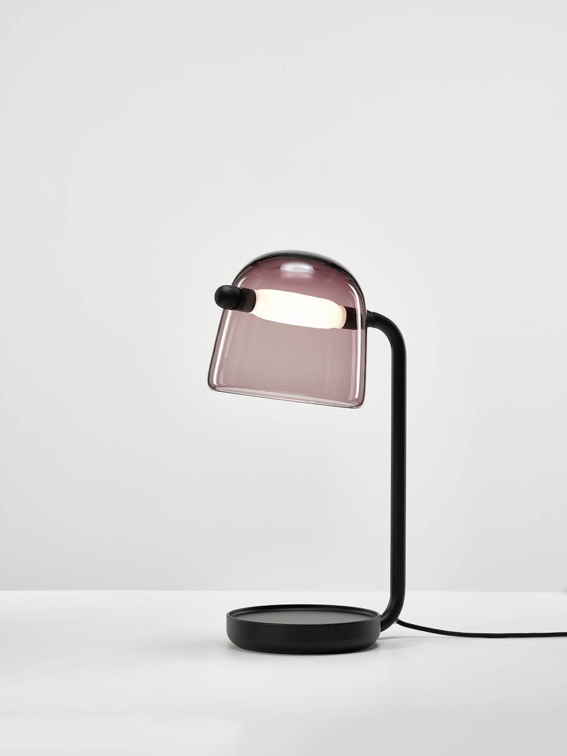 Levně Stolní lampa Brokis Mona small table PC950, 2700K Kabel: Textilní bílý, Povrch Montury: Bílý matný komaxit, Barva skla: Černá - transparentní sklo