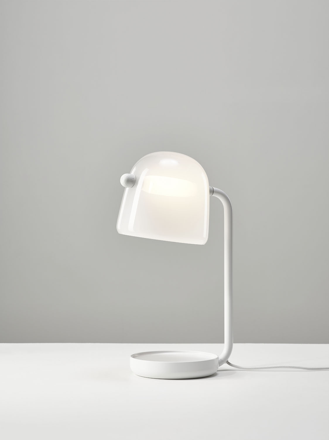 Levně Stolní lampa Brokis Mona small table PC950, 4000K Kabel: Textilní bílý, Povrch Montury: Bílý matný komaxit, Barva skla: Černá - transparentní sklo