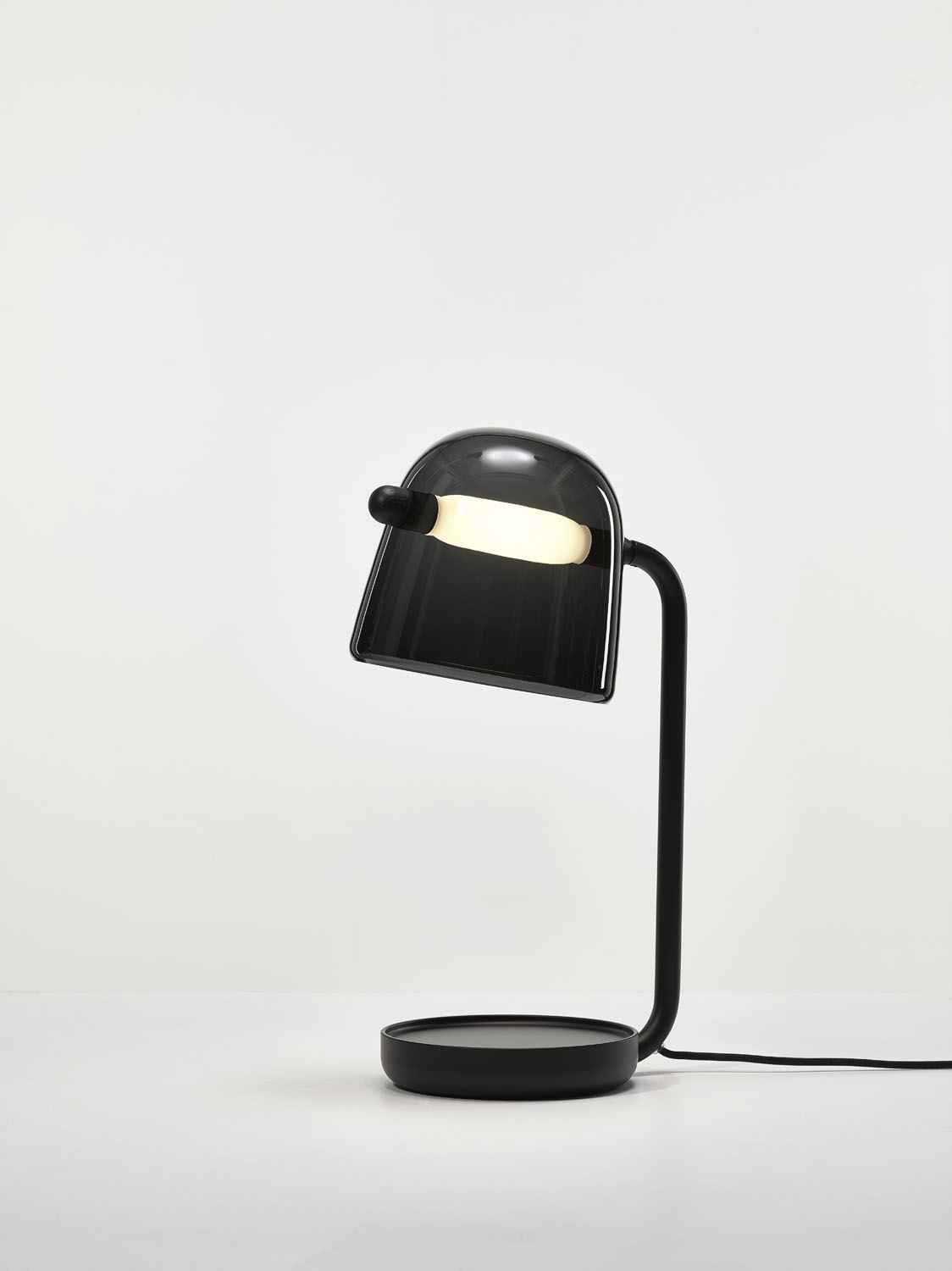 Levně Stolní lampa Brokis Mona small table PC950, 5000K Kabel: Textilní bílý, Povrch Montury: Bílý matný komaxit, Barva skla: Černá - transparentní sklo