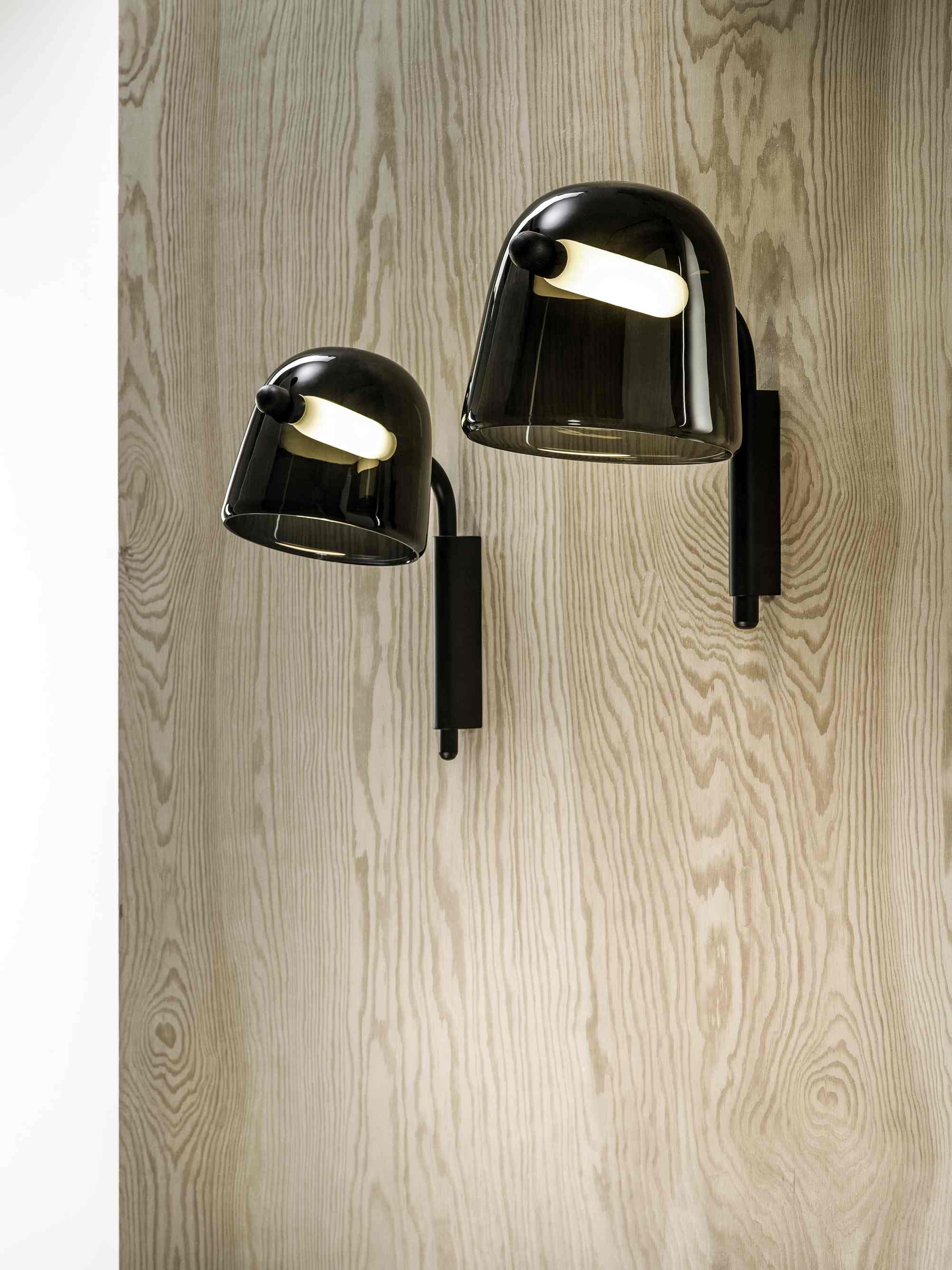 Levně Nástěnná LED lampa Brokis Mona medium Wall PC970, 2700K Povrch Montury: kov - bílý matný komaxit, Barva skla: Černá - transparentní sklo, Povrch baldachýnu: kov - bílý matný komaxit