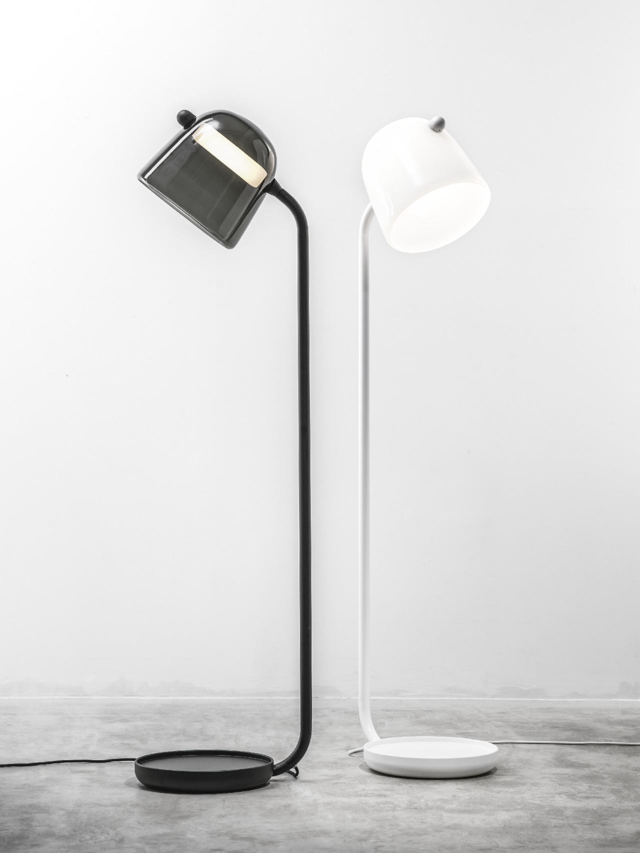 Levně Stojací lampa Brokis Mona medium PC980, 2700K Kabel: Textilní bílý, Povrch Montury: Bílý matný komaxit, Barva skla: Černá - transparentní sklo