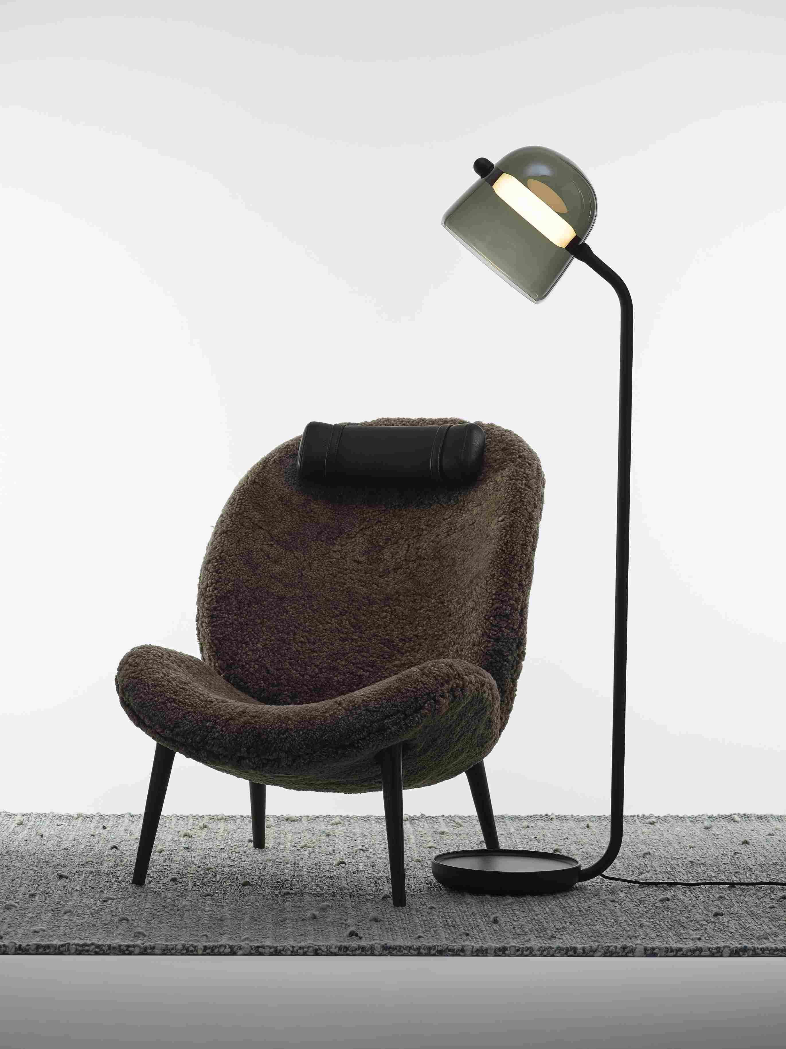Levně Stojací lampa Brokis Mona medium PC980, 4000K Kabel: Textilní bílý, Povrch Montury: Bílý matný komaxit, Barva skla: Černá - transparentní sklo