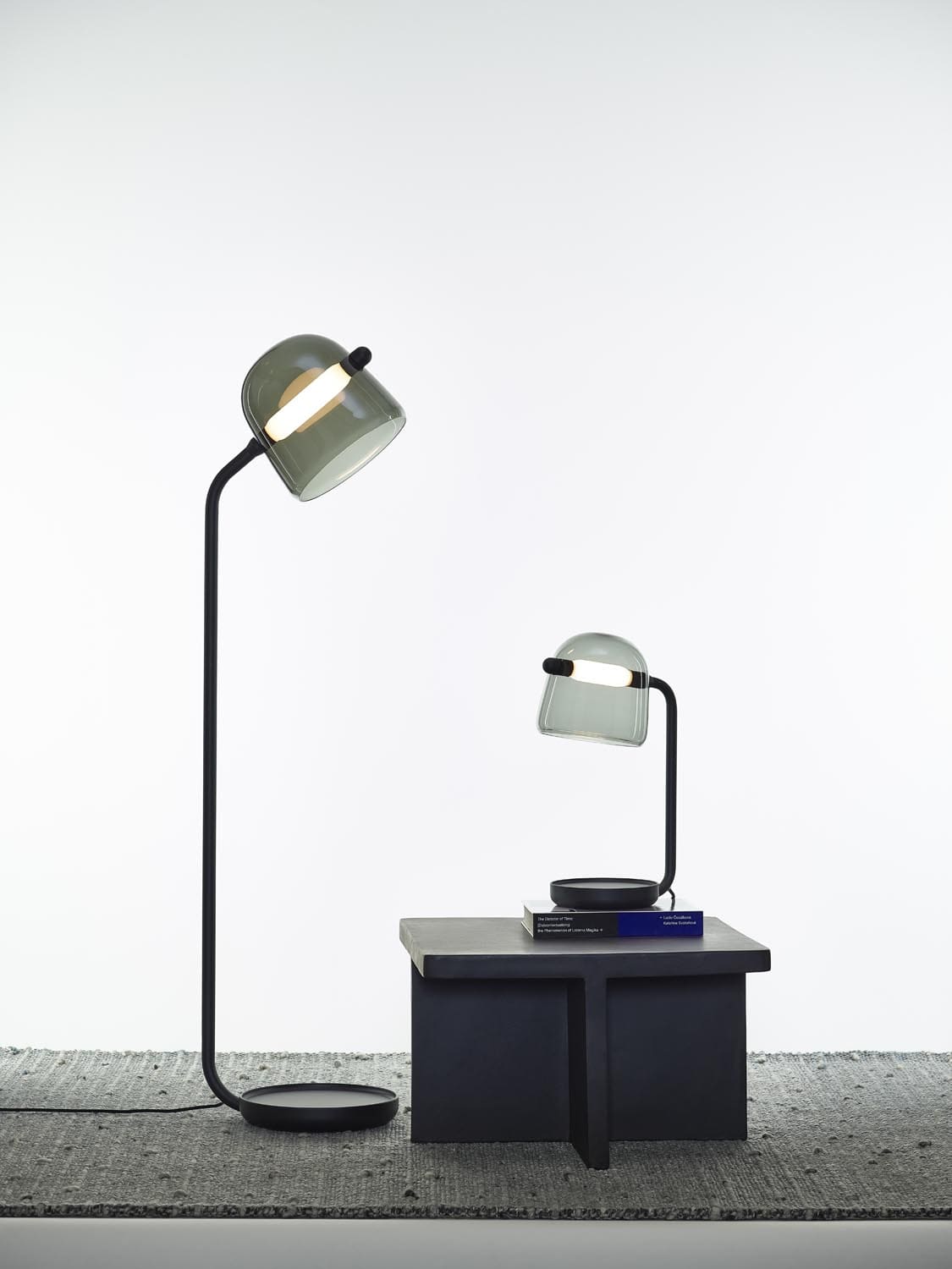 Levně Stojací lampa Brokis Mona medium PC980, 5000K Kabel: Textilní černý, Povrch Montury: Černý matný komaxit, Barva skla: Šedá kouřová - transparentní sklo