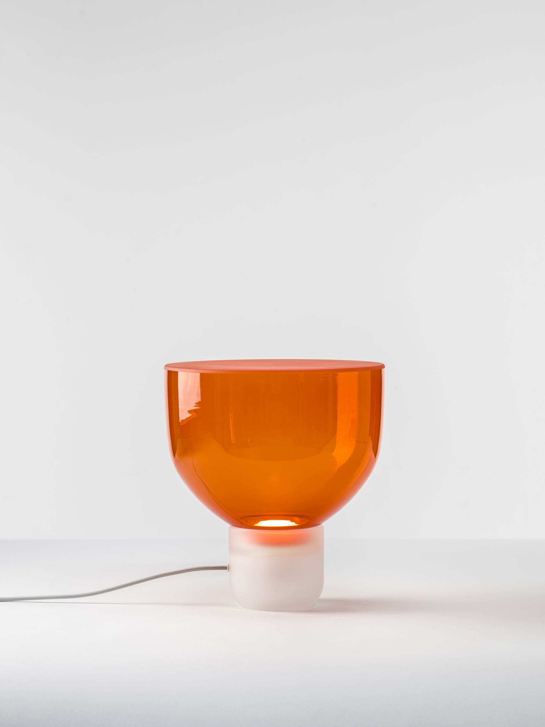 Designová stolní lampa Brokis Lightline S, PC972, GUx10 Barva spodní části skla: Transparentní sklo, Povrchová úprava spodní části skla: Matovaný oboustranný povrch skloviny, Barva horní části skla: Mentolová - transparentní sklo