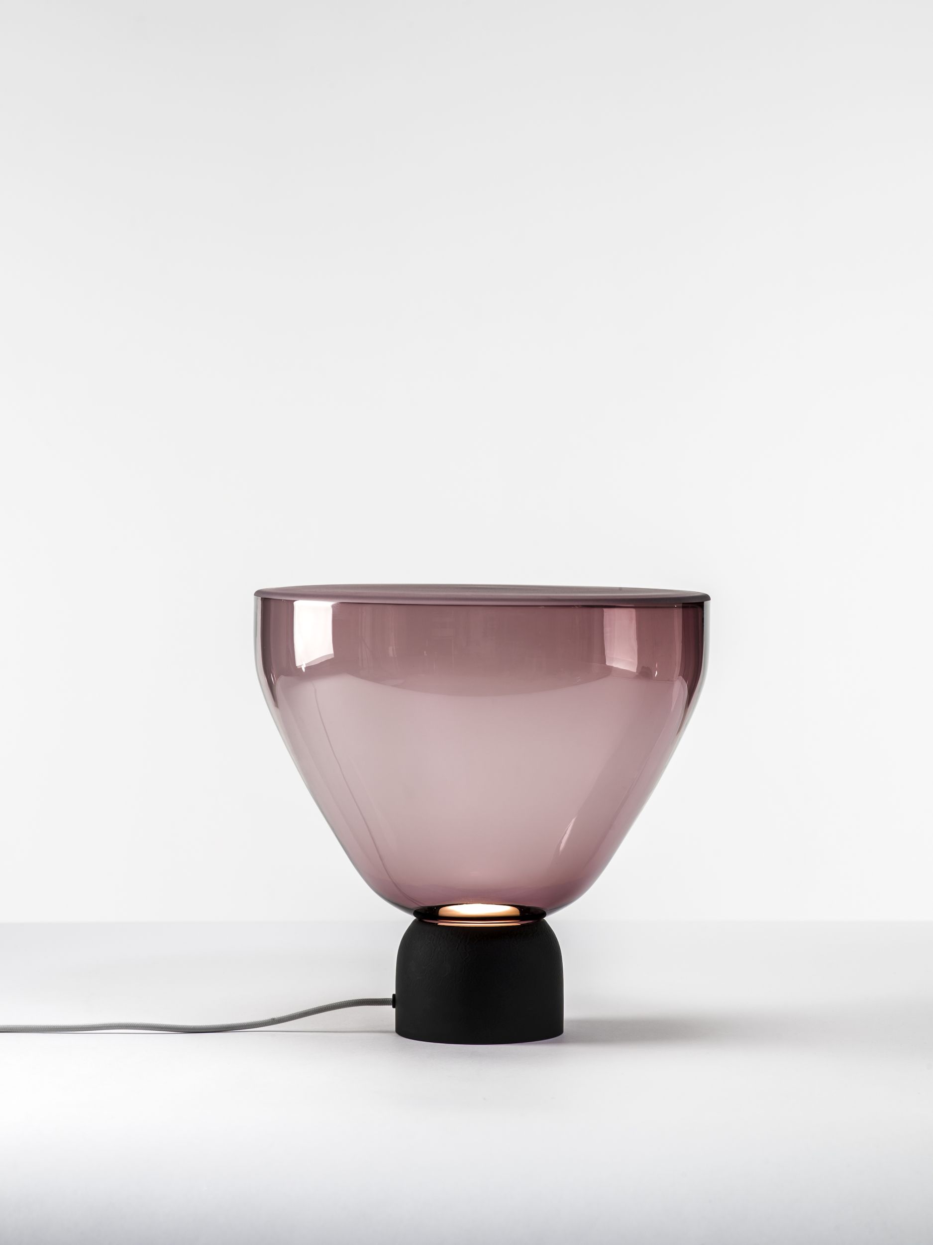 Designová stolní lampa Brokis Lightline L, PC982, 1xGU10 Barva spodní části skla: Transparentní sklo, Povrchová úprava spodní části skla: Matovaný oboustranný povrch skloviny, Barva horní části skla: Oranžová - transparentní sklo