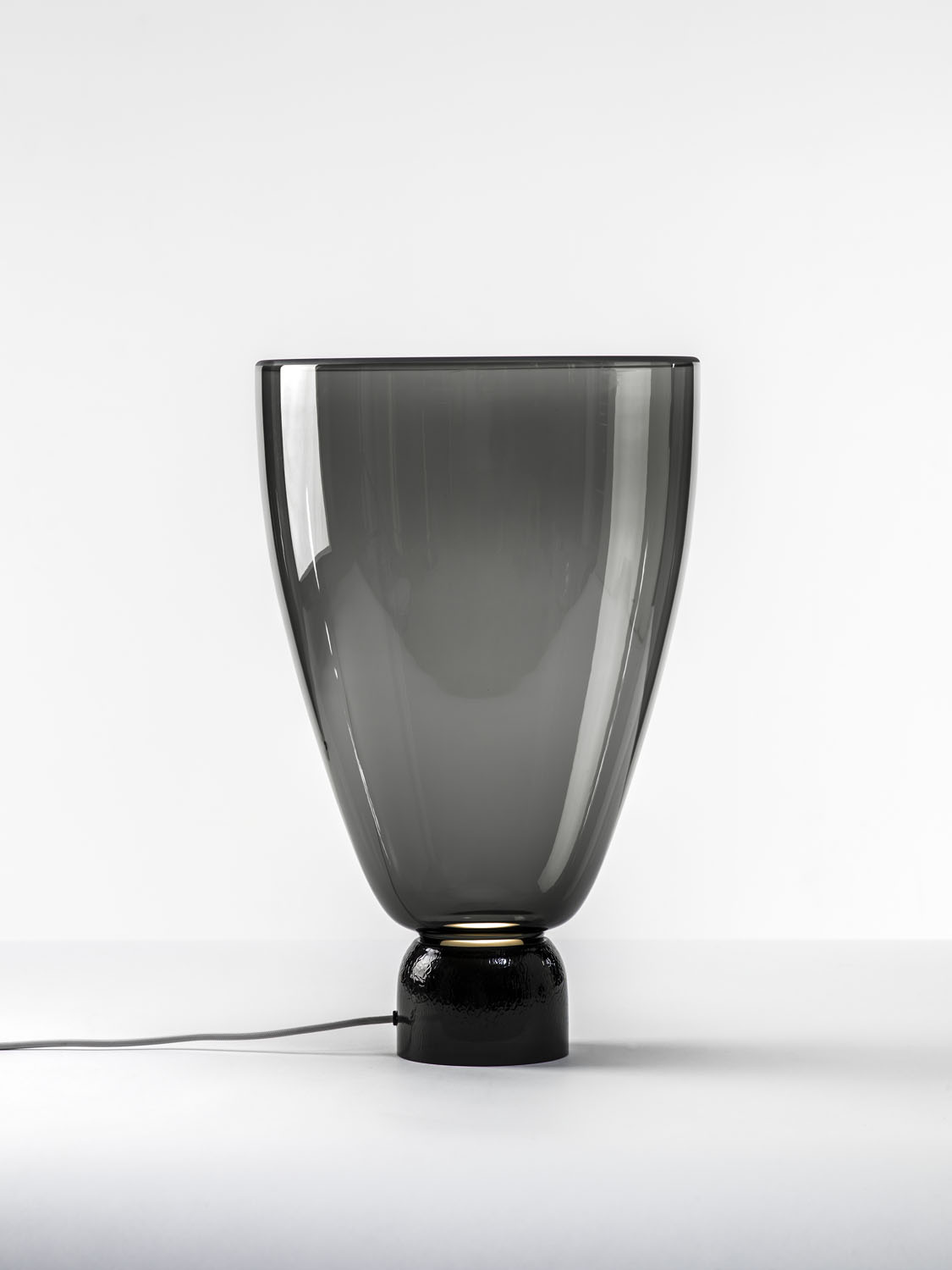 Designová stolní lampa Brokis Lightline L-H, PC983, 1xGU10 Barva spodní části skla: Transparentní sklo, Povrchová úprava spodní části skla: Lesklý povrch skloviny, Barva horní části skla: Amber - transparentní sklo