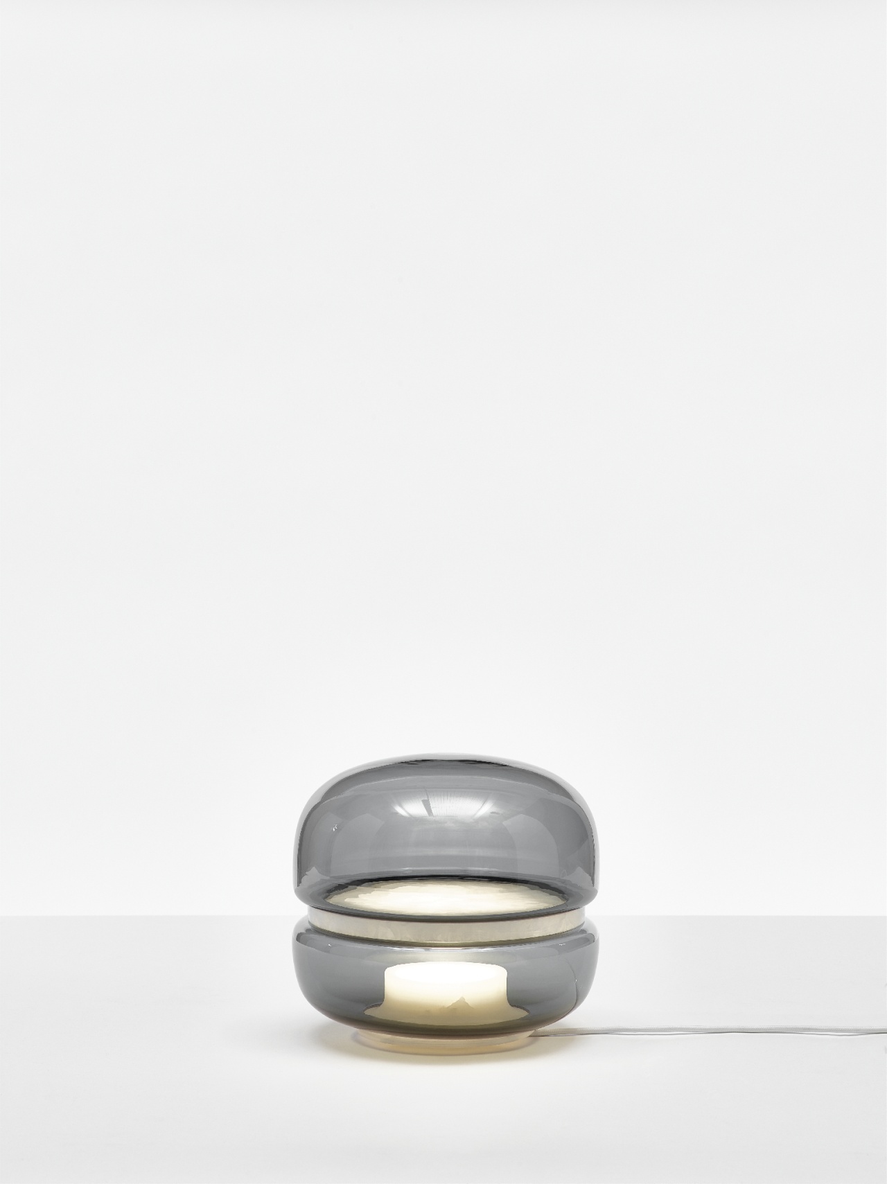 Levně Designová stolní lampa Brokis Macaron S, PC1038, 1xGX53 Barva skla: Tmavá rosé - transparentní sklo, Základna: Dub evropský - černě mořený, Disk: BROKISGLASS - kouřově šedá mat