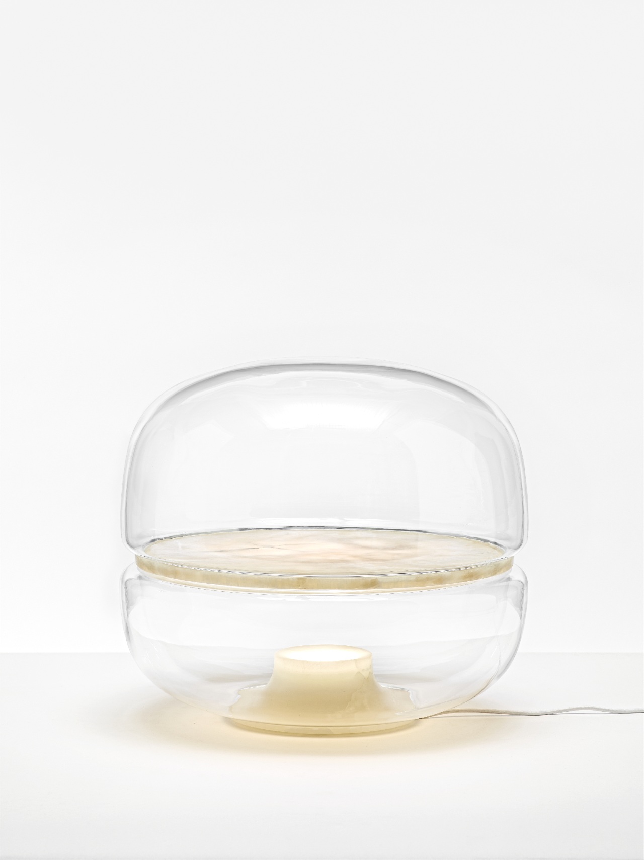 Levně Designová stolní lampa Brokis Macaron L, PC1040, 1xGX53 Barva skla: Amber - transparentní sklo, Základna: Dub evropský - bíle mořený, Disk: BROKISGLASS - kouřově šedá mat