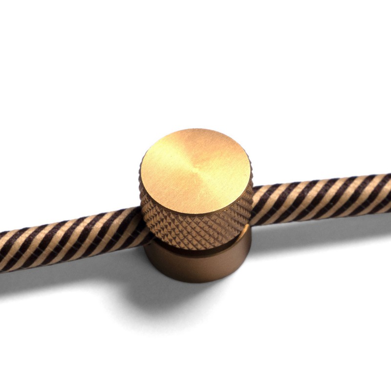 creative cables Sarè - kovová nástěnná kabelová svorka pro textilní kabely Barva komponentu: Matná bronz