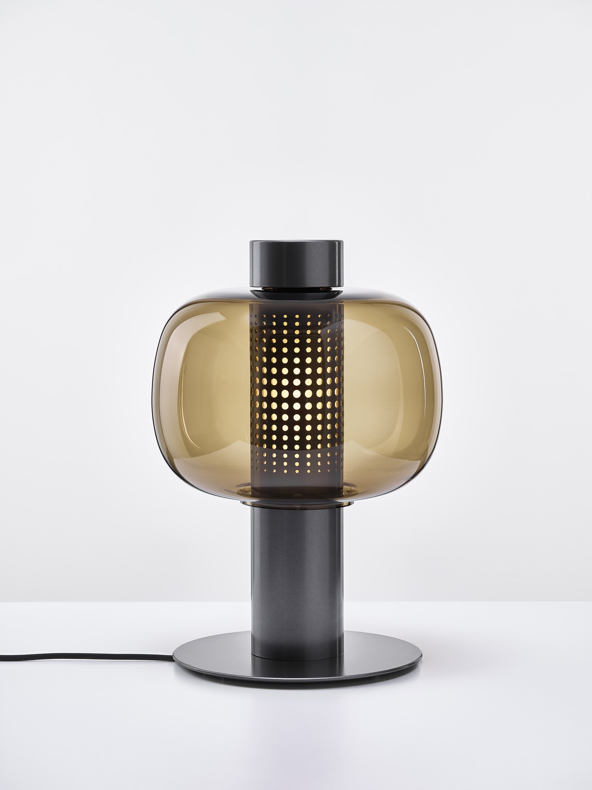 Levně Designová lampa Brokis Bonbori Small PC1164, 1xE27 Stmívání, řízení: Casambi, Povrch Montury: kov - černý matný komaxit, Barva skla: Hnědá kouřová - transparentní sklo