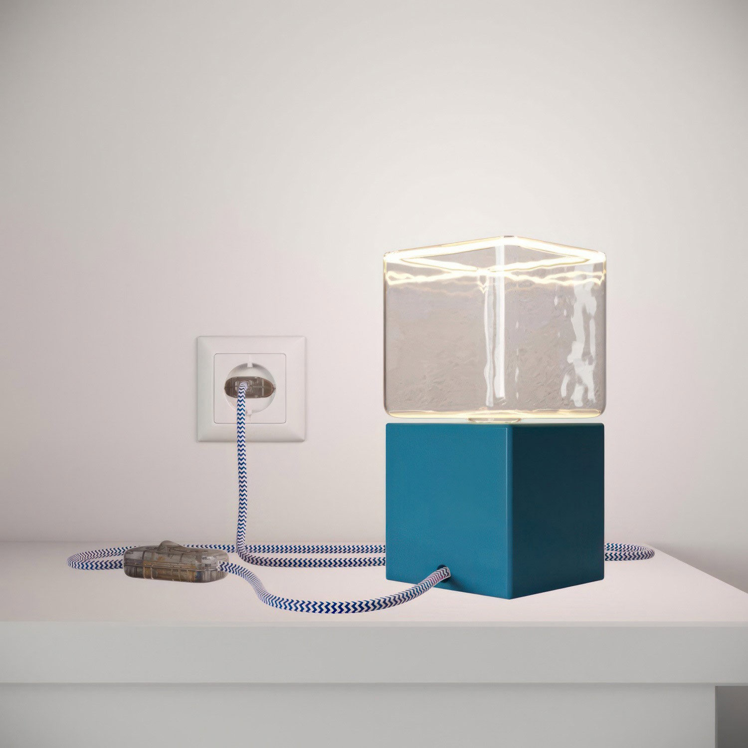 creative cables Lakovaná dřevěná stolní lampa Posaluce cubetto color s textilním kabelem, vypínačem a dvoupólovou zástrčkou Barva: Modrá