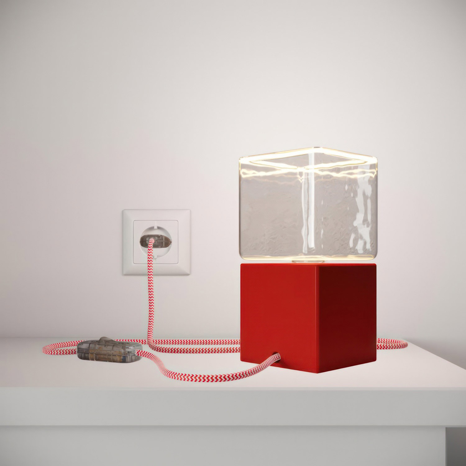 creative cables Lakovaná dřevěná stolní lampa Posaluce cubetto color s textilním kabelem, vypínačem a dvoupólovou zástrčkou Barva: Červená