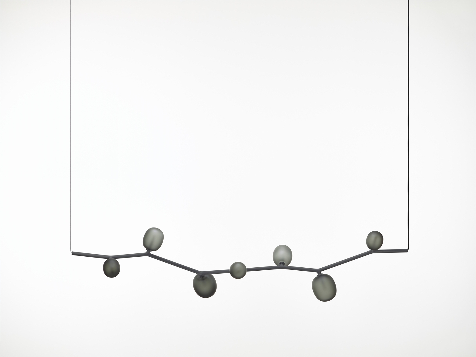 Levně Brokis Designové závěsné svítidlo Ivy PC1069 Horizontal 7, 172 cm Povrch Montury: kov - antracitově šedý matovaný komaxit se strukturou, Barva skla: Šedá kouřová - transparentní sklo, Způsob instalace: Baldachýn - kov - antracitově šedý matovaný komaxit s